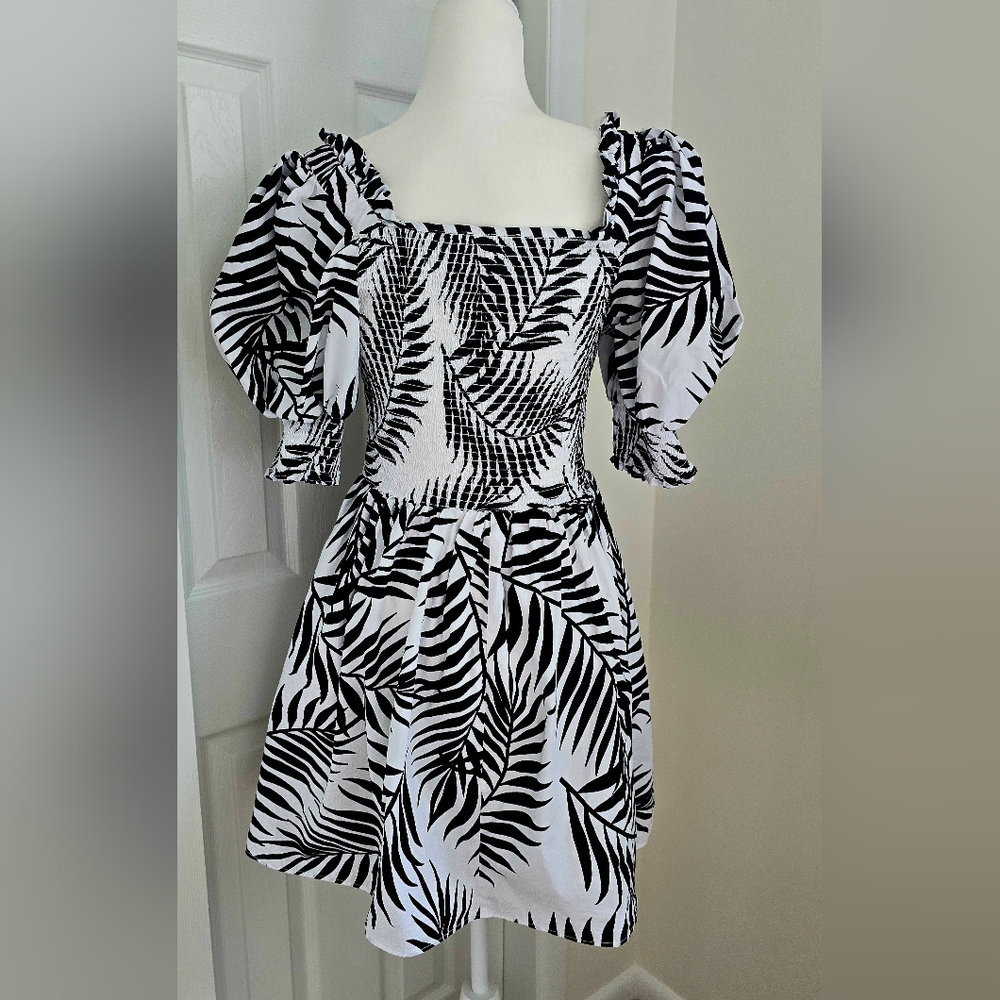 Black and White Fit and Flare Tropical Puff Sleeve Dress Sz. L - Picture 5 of 11
